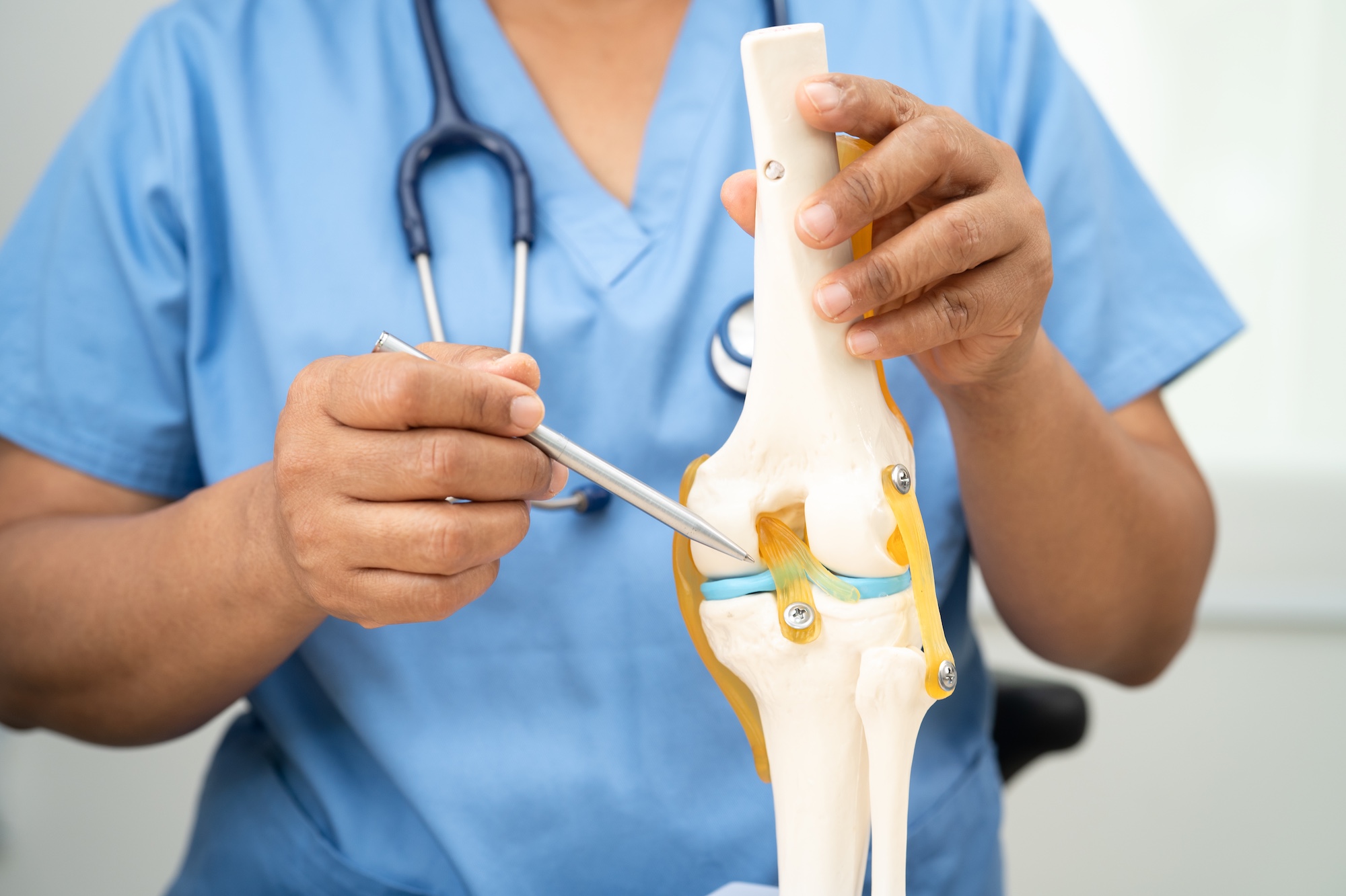 medical-professional-explaining-knee-anatomy-in-do-2026-01-09-11-58-16-utc